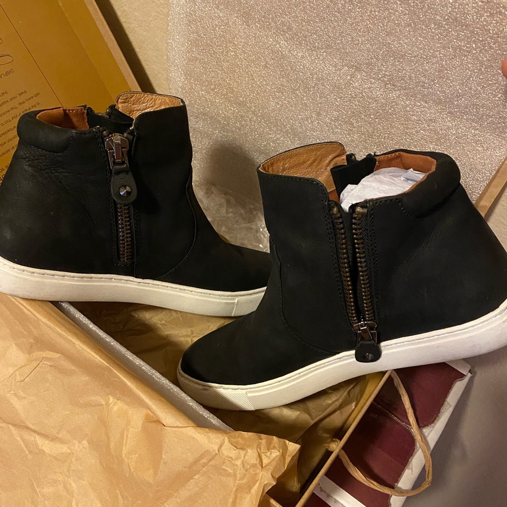 Gentle Souls By Kenneth Cole sneaker